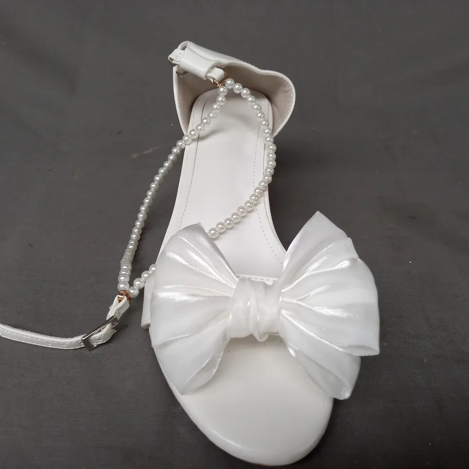BOXED PAIR OF DESIGNER OPEN TOE LOW BLOCK HEEL SANDALS IN WHITE W. BOW DETAIL EU SIZE 40