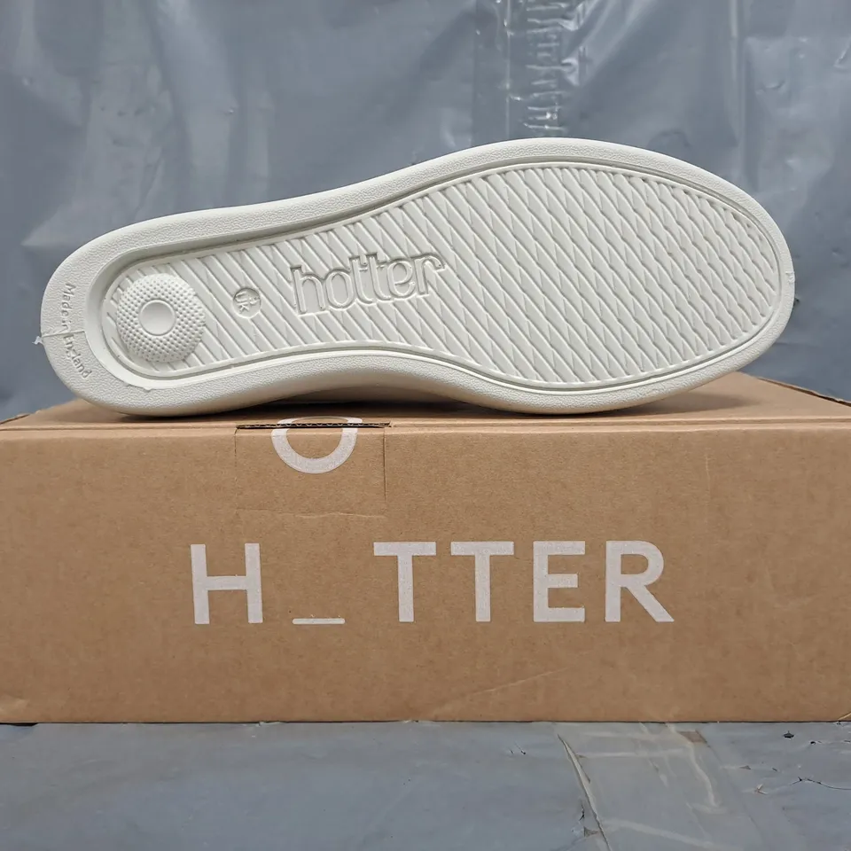 BOXED PAIR OF HOTTER CHASE II WIDE SHOES IN WHITE/SILVER SIZE UK 5