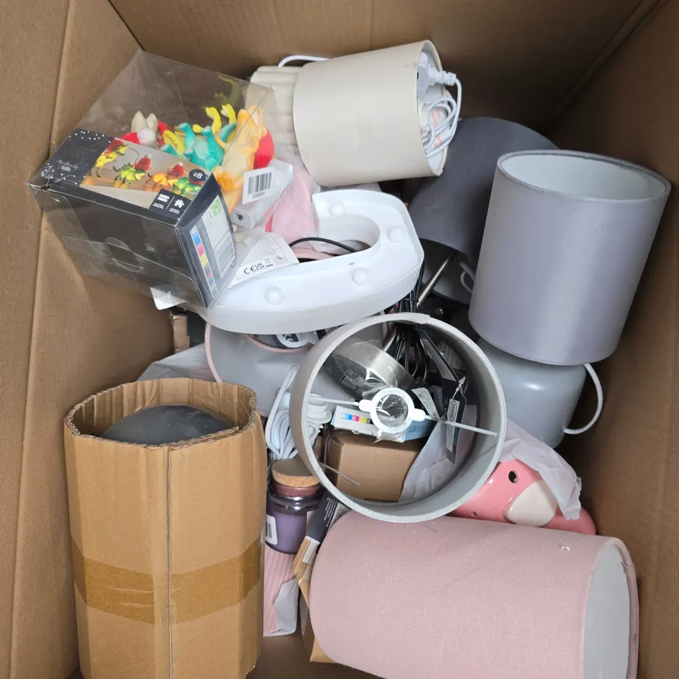 APPROXIMATELY 15 ASSORTED HOUSEHOLD PRODUCTS TO INCLUDE TABLE LAMPS, SCENTED CANDLES, LED LIGHTS ETC 
