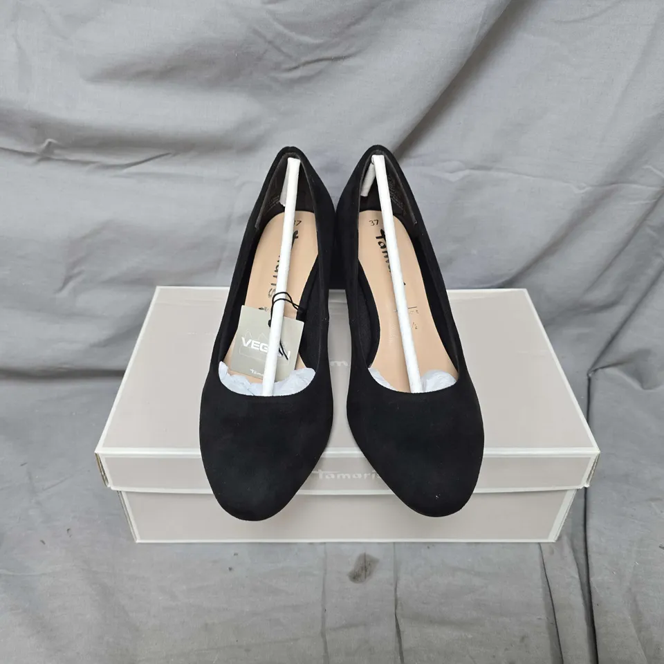 BOXED PAIR OF TAMARIS POINTED TOE HEELS IN BLACK - US 6.5