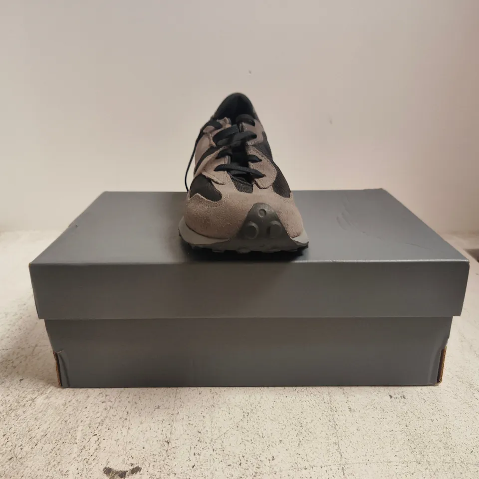 BOXED PAIR OF NEW BALANCE 327 TRAINERS IN BLACK/CHARCOAL GREY SIZE UK 5