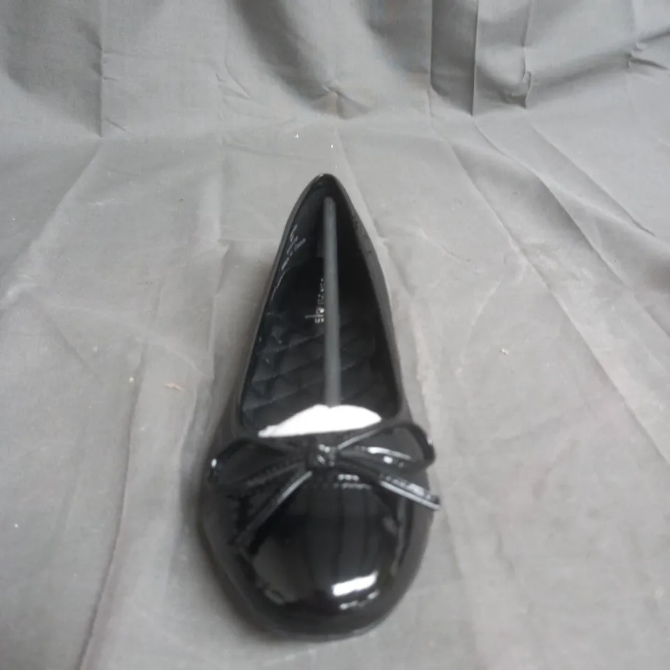 BOX OF APPROXIMATELY 12 BLACK TOE CAP BALLERINA SHOES IN VARIOUS 