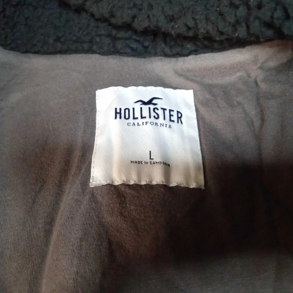 HOLLISTER BLACK/BORG BUTTONLESS JACKET - LARGE