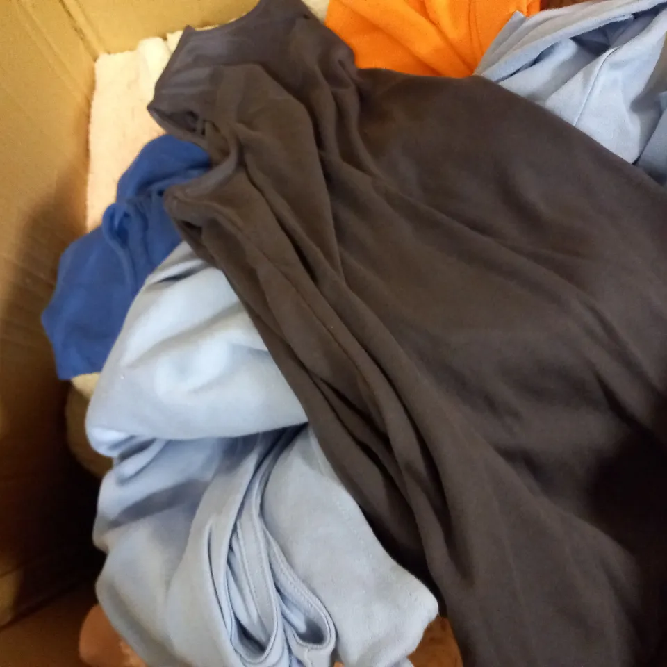 BOX OF APPROXIMATELY 10 ASSORTED CLOTHING ITEMS - TANK TOP , FLEECE 