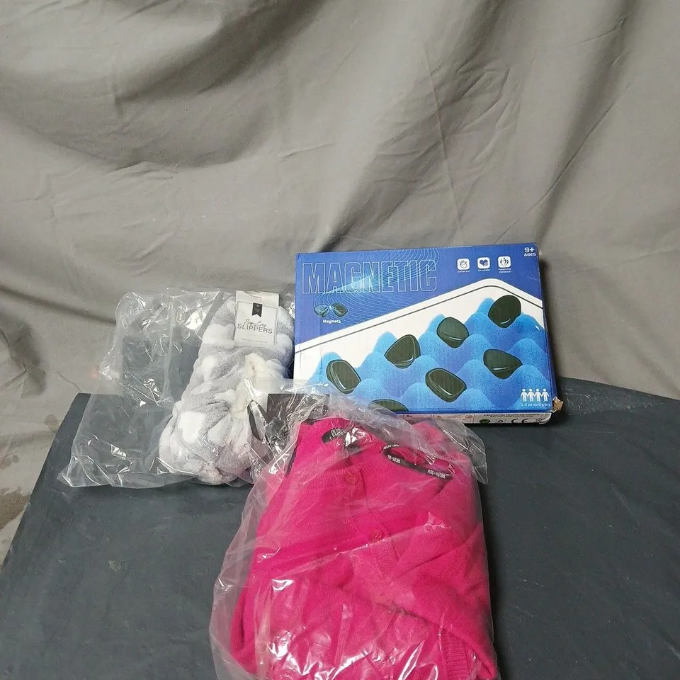 BOX OF APPROXIMATELY 15 ASSORTED ITEMS TO INCLUDE MAGNETIC GAME, SLIPPERS, CLOTHING ETC 