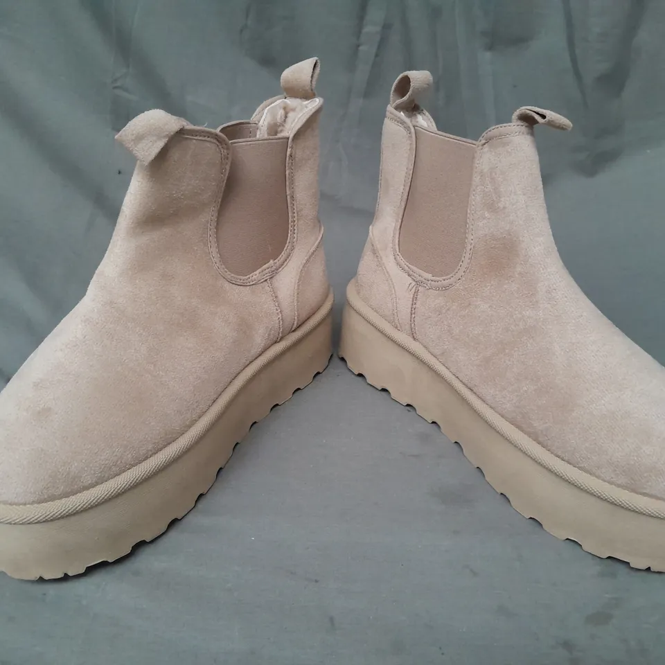 BOXED PAIR OF DESIGNER PLATFORM ANKLE BOOTS IN TAN EU SIZE 40