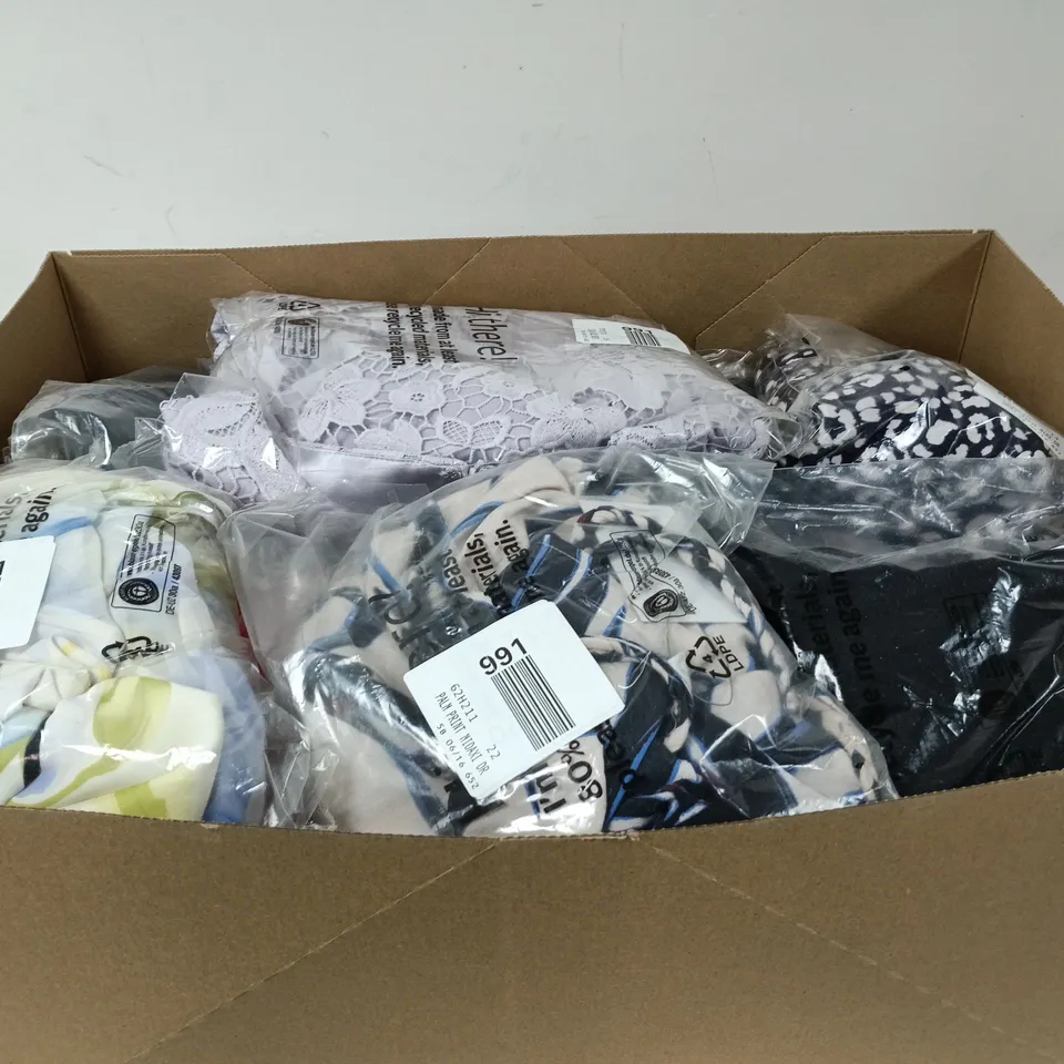 BOX OF APPROXIMATELY 20 ASSORTED CLOTHING ITEMS OF VARIOUS STYLES AND SIZES TO INCLUDE CORAL TOP, FLORAL PRINT MIDI DRESS, PALM PRINT MIDAXI DRESS ETC