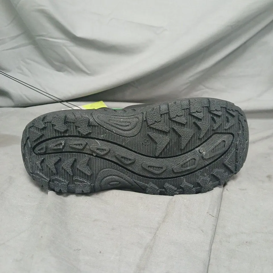 MOUNTAIN WAREHOUSE KIDS CARLBOU SINGLE STRIPE ADAPTIVE SNOW BOOTS - BLACK AND GREEN - SIZE 5