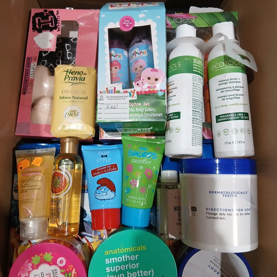APPROXIMATELY 25 ASSORTED HEALTH & BEAUTY, BATH & BODY PRODUCTS – GELS, SOAPS, LOTIONS & FRAGRANCES
