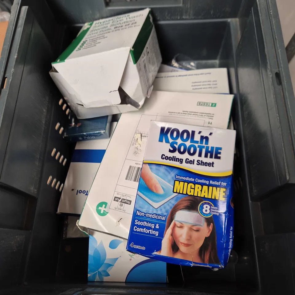 APPROXIMATELY 10 ASSORTED ITEMS INCLUDING HYPACLENS SALINE EYE WASH AND KOOL 'N' SOOTHE COOLING GEL SHEET 
