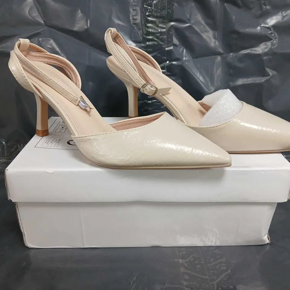 BOXED PAIR OF UNBRANDED POINTED TOE HEELED SHOES IN CREAM SIZE EU 40