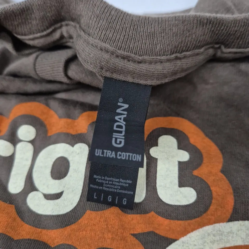 GILDAN ULTRA COTTON T-SHIRT – BROWN WITH 'ALRIGHT MY LUVER?' GRAPHIC (SIZE L)