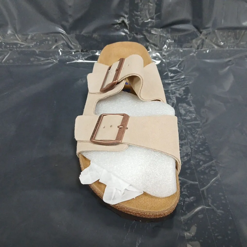 PAIR OF BIRKENSTOCK SANDALS IN BEIGE SIZE EU 39