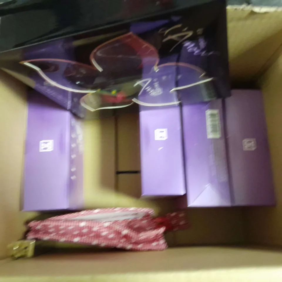 APPROXMATELY 9 ASSORTED COSMETICS ITEMS TO INCLUDE JETTE SET, INSURRECTION EAU DE TOILETTE (100ml), LE JARDIN DE AMOUR EAU DE PARFUM SET, ETC