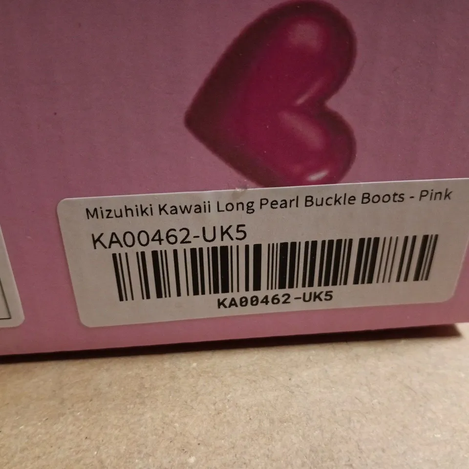 BOXED KOI MIZUHIKI KAWAII LONG PEARL BUCKLE BOOTS – PINK, UK SIZE 5