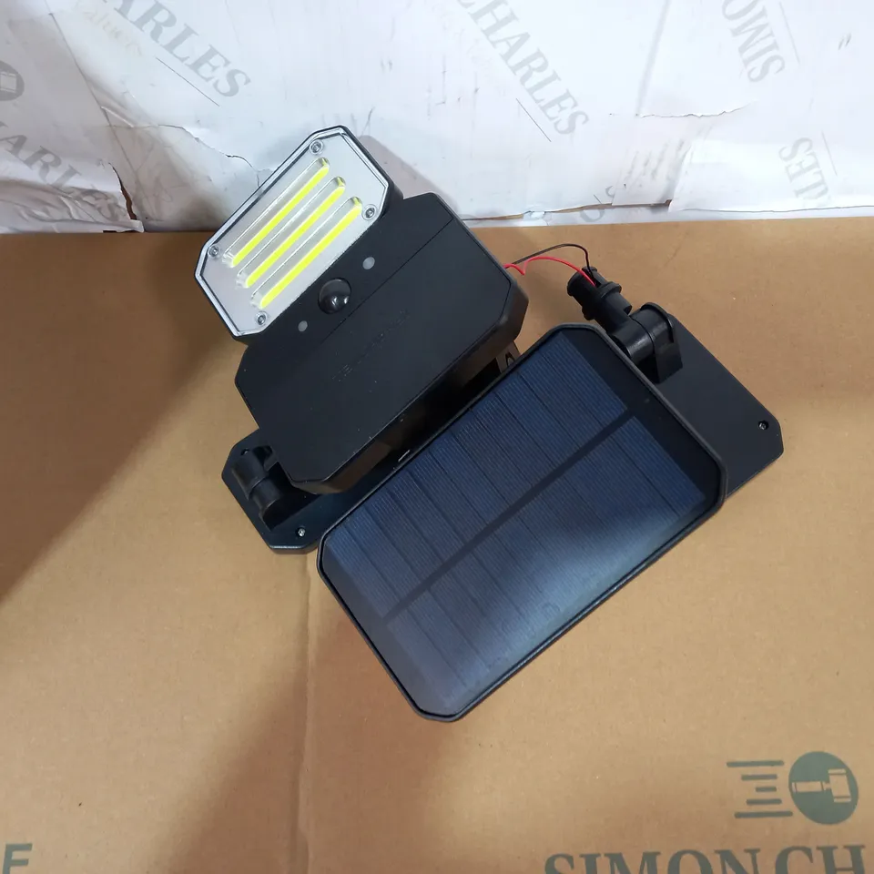 BELL & HOWELL 300 LUMENS BIONIC FLOODLIGHT