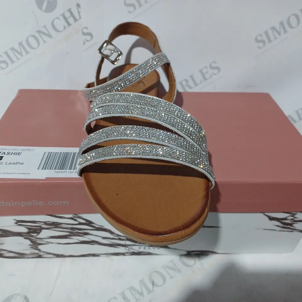 BOXED PAIR OF MODA IN PELLE NATASHIE STRAPPY SANDALS IN METALLIC SILVER SIZE 7
