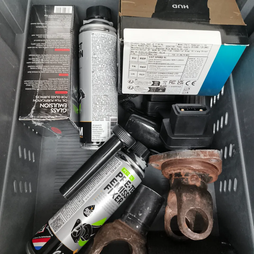 APPROXIMATELY 10 ASSORTED VEHICLE PARTS/ACCESSORIES TO INCLUDE BATTERY CHARGER, EMISSION FIXER, GLASS EMULSION ETC