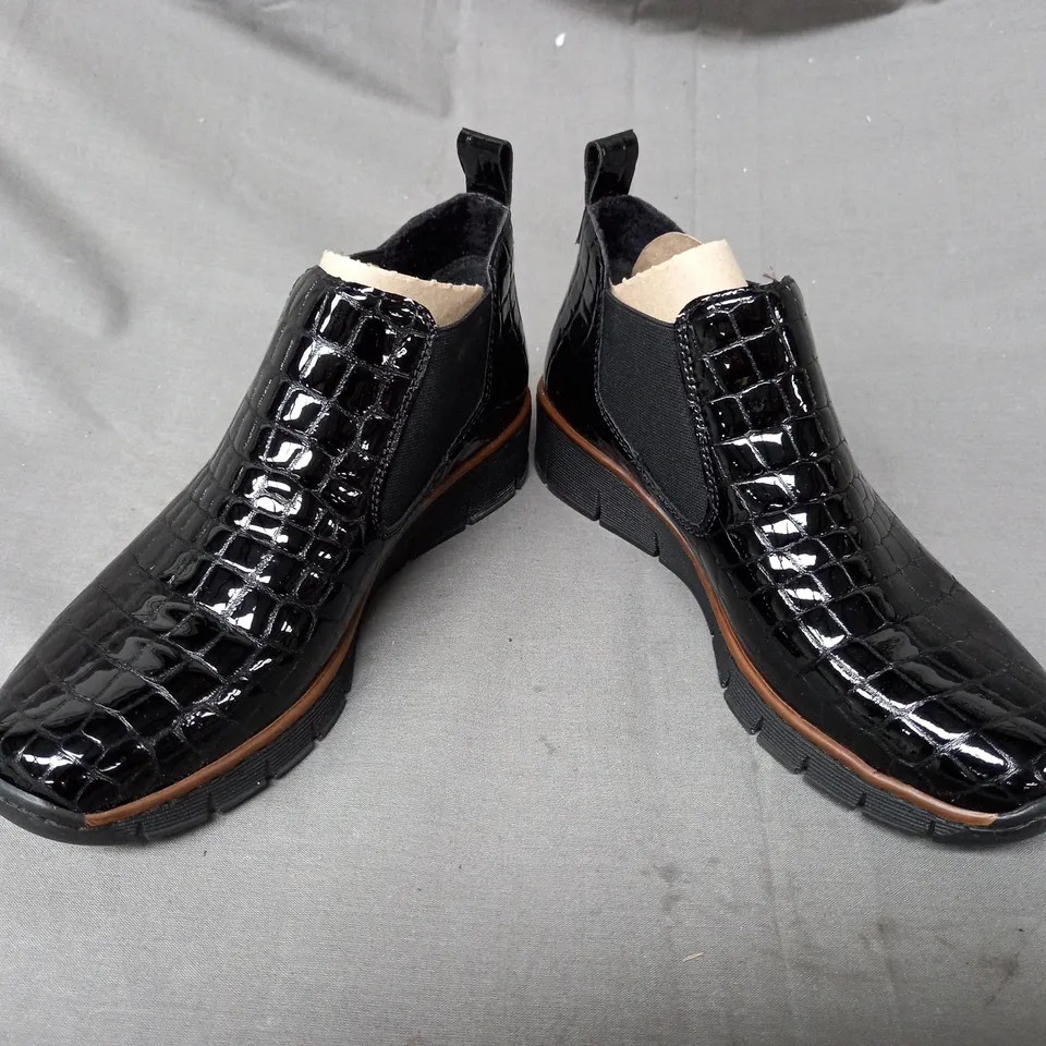 BOXED PAIR OF RIEKER ANKLE BOOTS IN BLACK SIZE 5