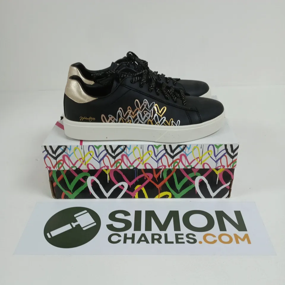 BOXED PAIR OF SKECHERS COURT CLASSICS JGOLDCROWN EDEN LX-GLEAMING HEARTS WOMEN'S SNEAKER IN BLACK - UK 7