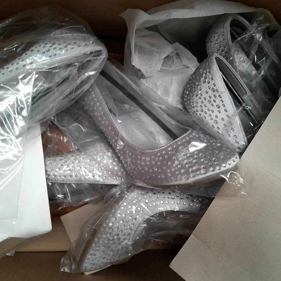 BOX OF APPROXIMATELY 10 ASSORTED PAIRS OF SHOES AND FOOTWEAR ITEMS TO INCLUDE LAVANDA, OCCASIONS, ETC