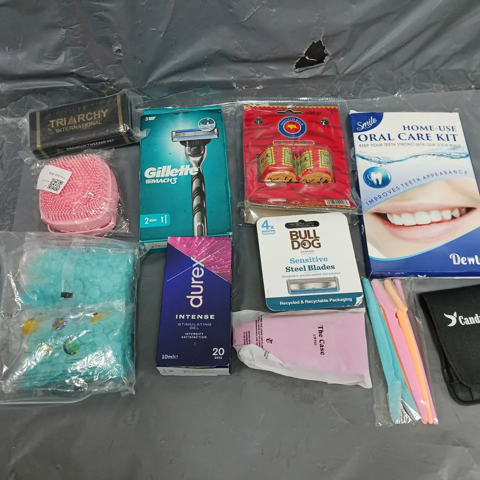 APPROXIMATELY 15 ASSORTED COSMETICS PRODUCTS TO INCLUDE - ORAL CARE KIT, DUREX STIMULATION GEL, AND GILLETTE MACH3 ETC. 