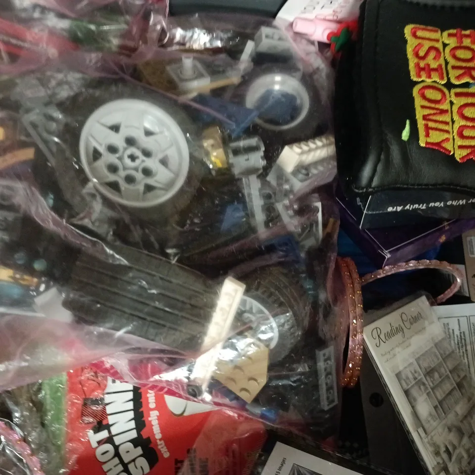 APPROXIMATELY 10 ASSORTED HOUSEHOLD ITEMS TO INCLUDE STRANGER THINGS PLAYING CARDS, ETC