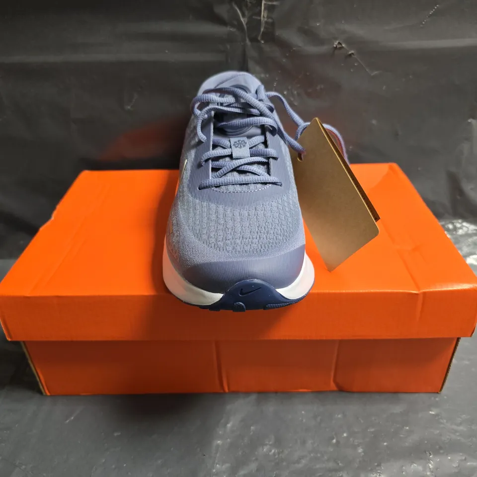 BOXED PAIR OF NIKE JOURNEY RUN TRAINERS IN INDIGO/SILVER SIZE UK 6.5
