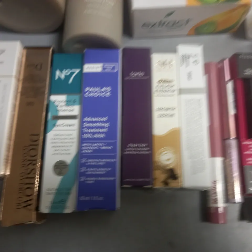 LOT OF APPROXIMATELY 20 ASSORTED HEALTH AND BEAUTY ITEMS TO INCLUDE PAULAS CHOICE SMOOTHING TREATMENT, TAMAAR FACE OIL, CLINIQUE REPAIR CREAM AND E.L.F. MASCARA