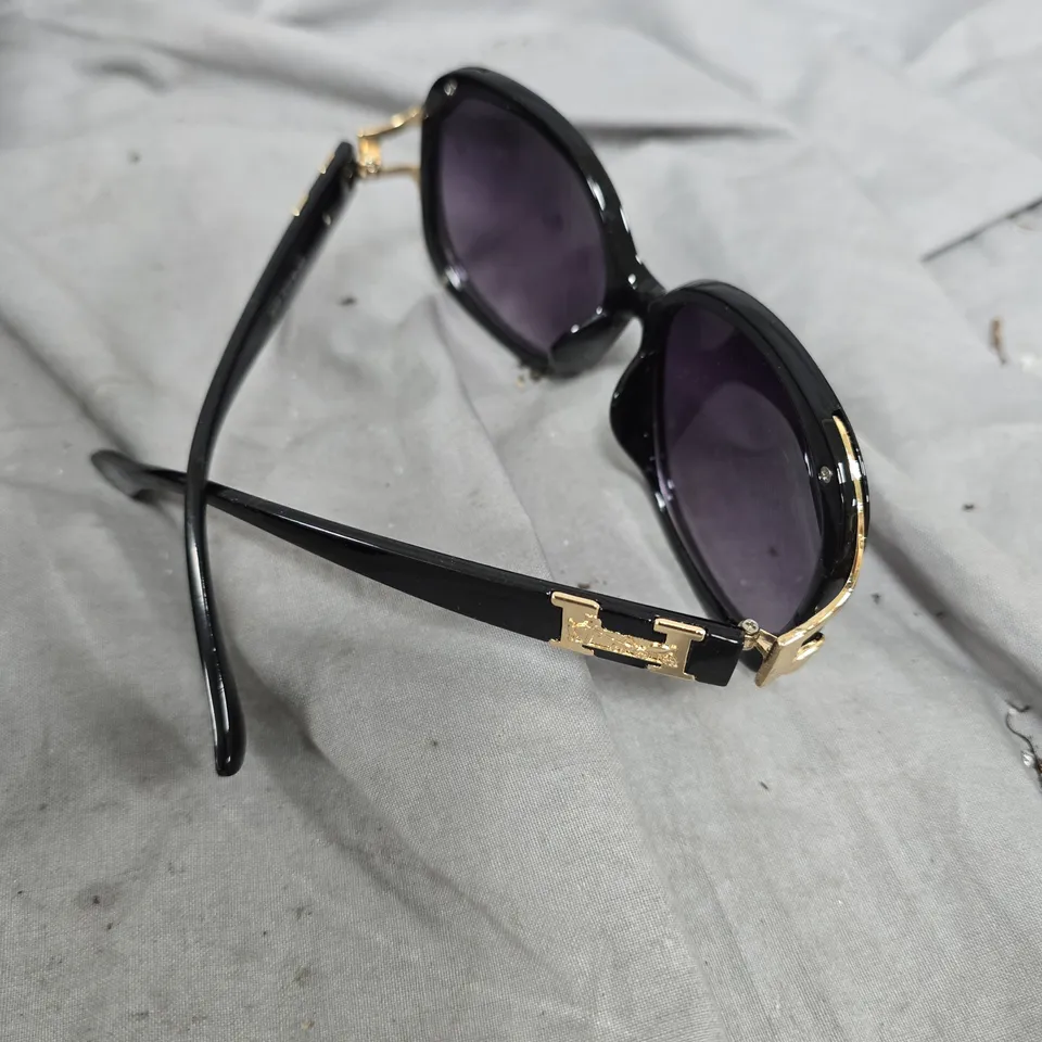 VERSACE SUNGLASSES - BLACK OVERSIZED SQUARE FRAME WITH PURPLE LENSES AND GOLD-TONE ACCENTS VERSACE SUNGLASSES OVE4416U