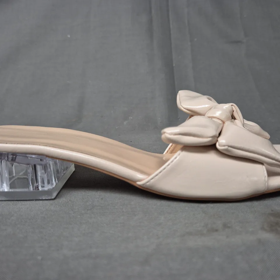 BOXED PAIR OF LOW BLOCK HEEL OPEN TOE SANDALS IN NATURAL EU SIZE 38