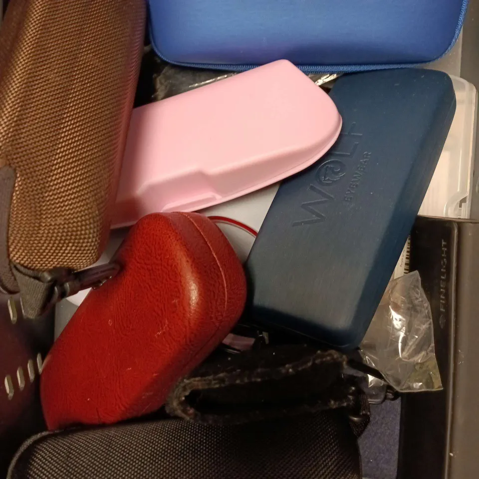 APPROXIMATELY 15 ASSORTED GLASSES/SUNGLASSES IN VARIOUS DESIGNS 