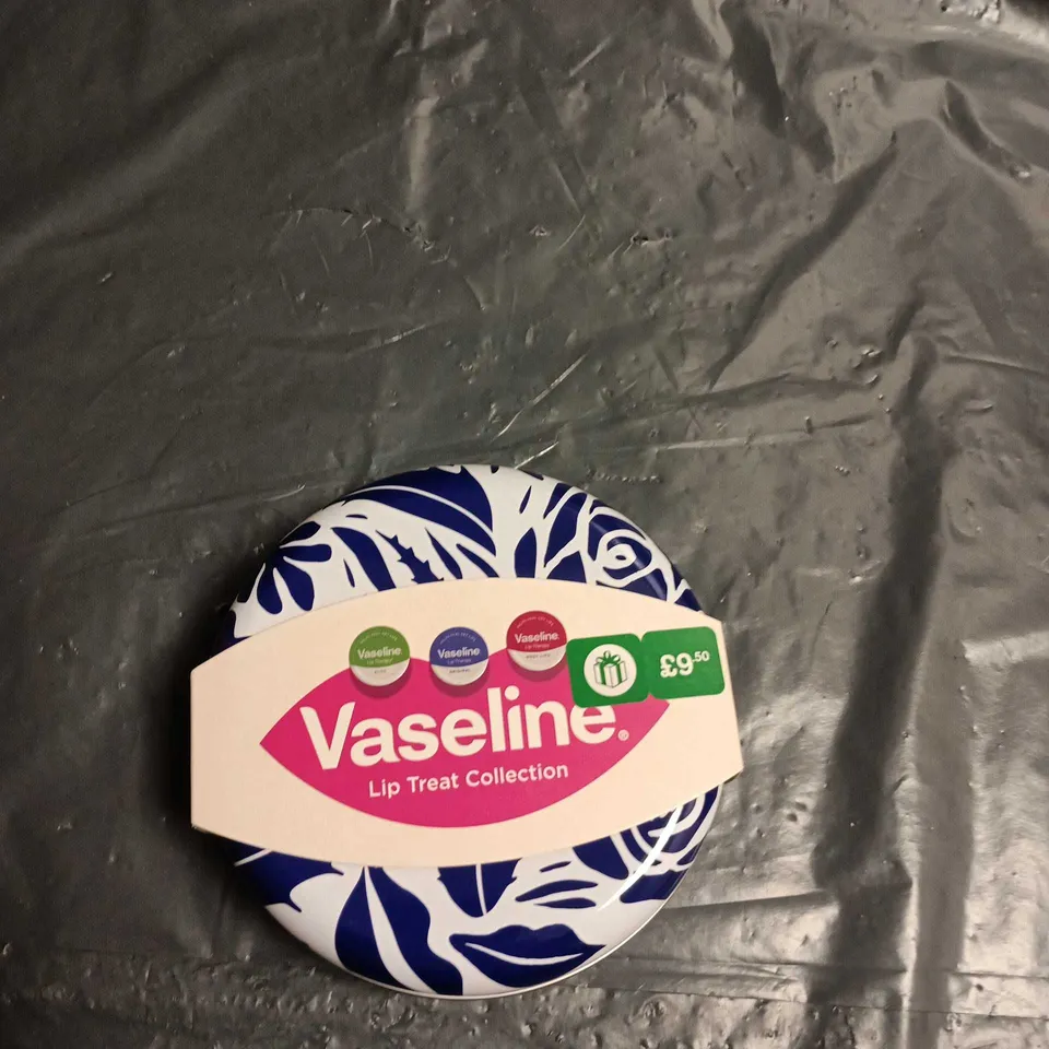 BOX OF APPROXIMATELY 25 GIFT SETS INCLUDING:LYNX BLACK, VASELINE AND GIVE ME HAIR SET