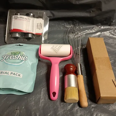 APPROXIMATELY 20 ASSORTED HOUSEHOLD ITEMS TO INCLUDE WHISK, FRESHIE TRAIL PACK AND LINT REMOVER