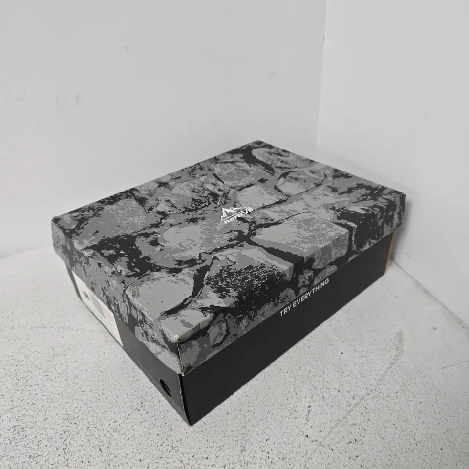 UK 7.5 ALL-BLACK TRAINERS (US 9.5) – BOXED