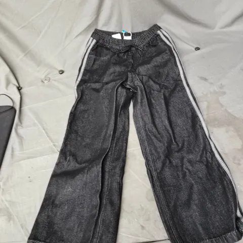 ADIDAS FIREBIRD DEN TP TRACK PANTS – BLACK WITH WHITE SIDE STRIPES UK 9/10 YEARS