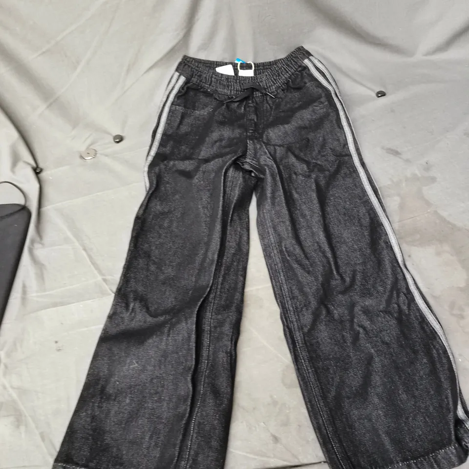 ADIDAS FIREBIRD DEN TP TRACK PANTS – BLACK WITH WHITE SIDE STRIPES UK 9/10 YEARS