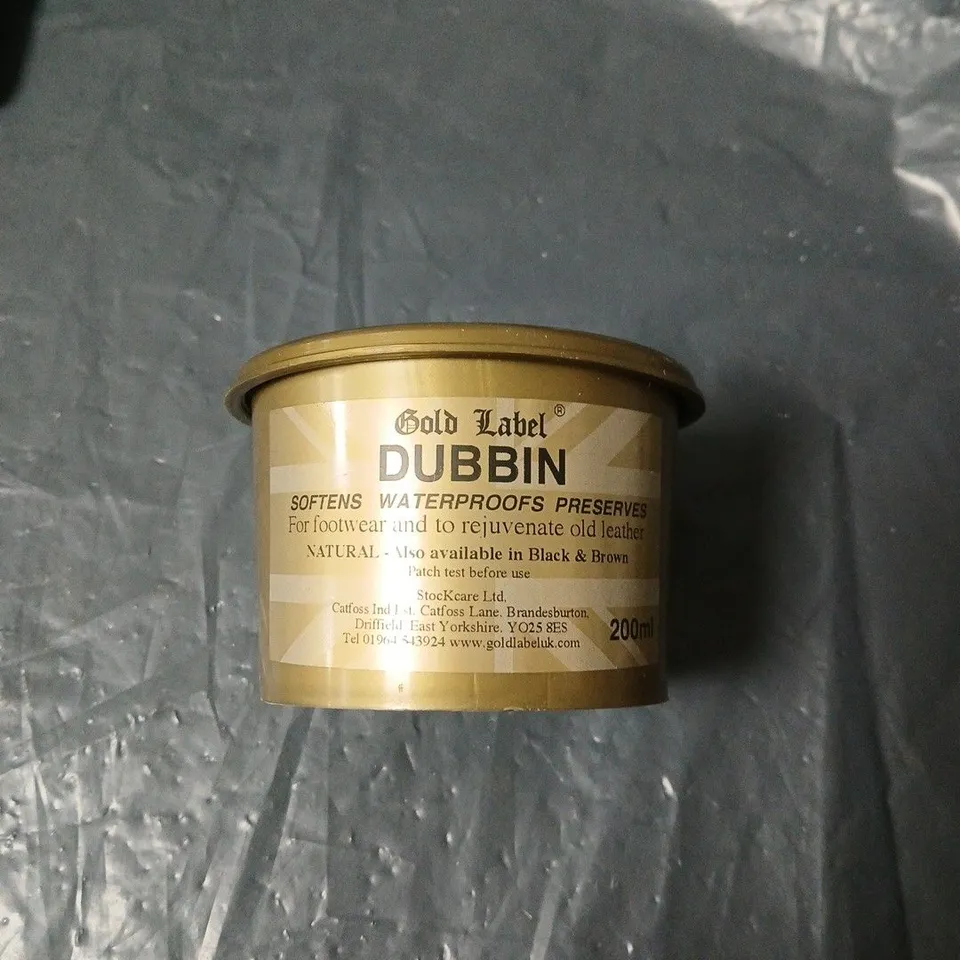 APPROXIMATELY 20 ASSORTED HOUSEHOLD ITEMS INCLUDING GOLD LABEL DUBBIN , HIP FLASK AND ADVANCED ELECTROMAGNETIC ANTI FREEZE SNOW REMOVAL DEVICE 