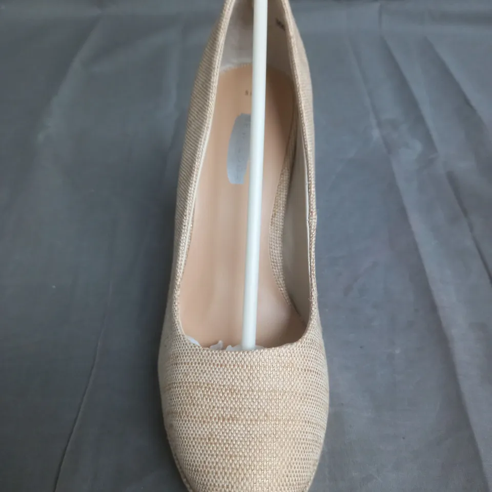 BOX OF APPROXIMATELY 8 DESIGNER WEDGE SHOES IN OAT MEAL - VARIOUS SIZES 
