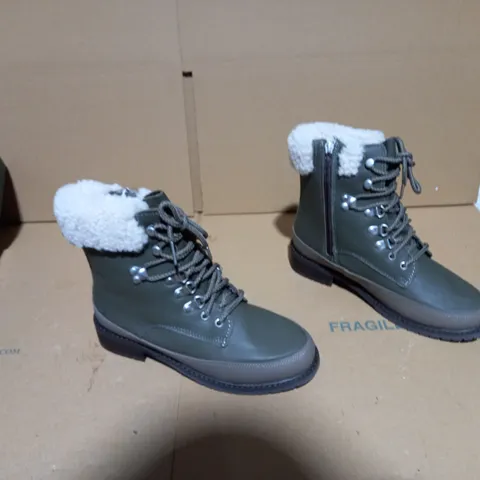 EMU AUSTRALIA OKAB DARK OLIVE BOOT SIZE 5 