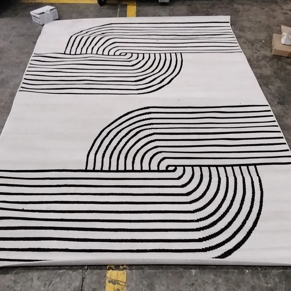 REAGYN ORIENTAL AREA RUG APPROXIMATELY 200X275CM 