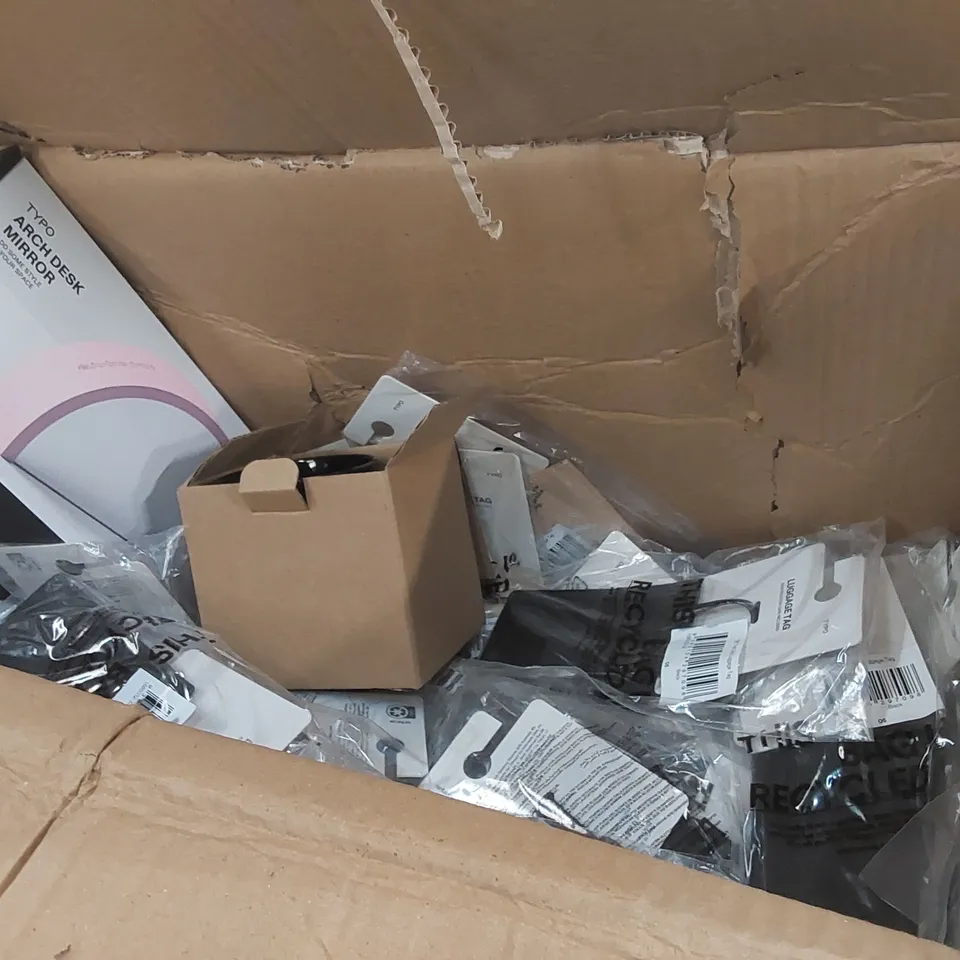 PALLET CONTAINING A WIDE RANGE OF BRAND NEW PRODUCTS TO INCLUDE ITEMS SUCH AS: ARCH DESK MIRRORS, MUGS, CAR AIR FRESHENERS, EAR BUD CASES, CLOTHING ECT