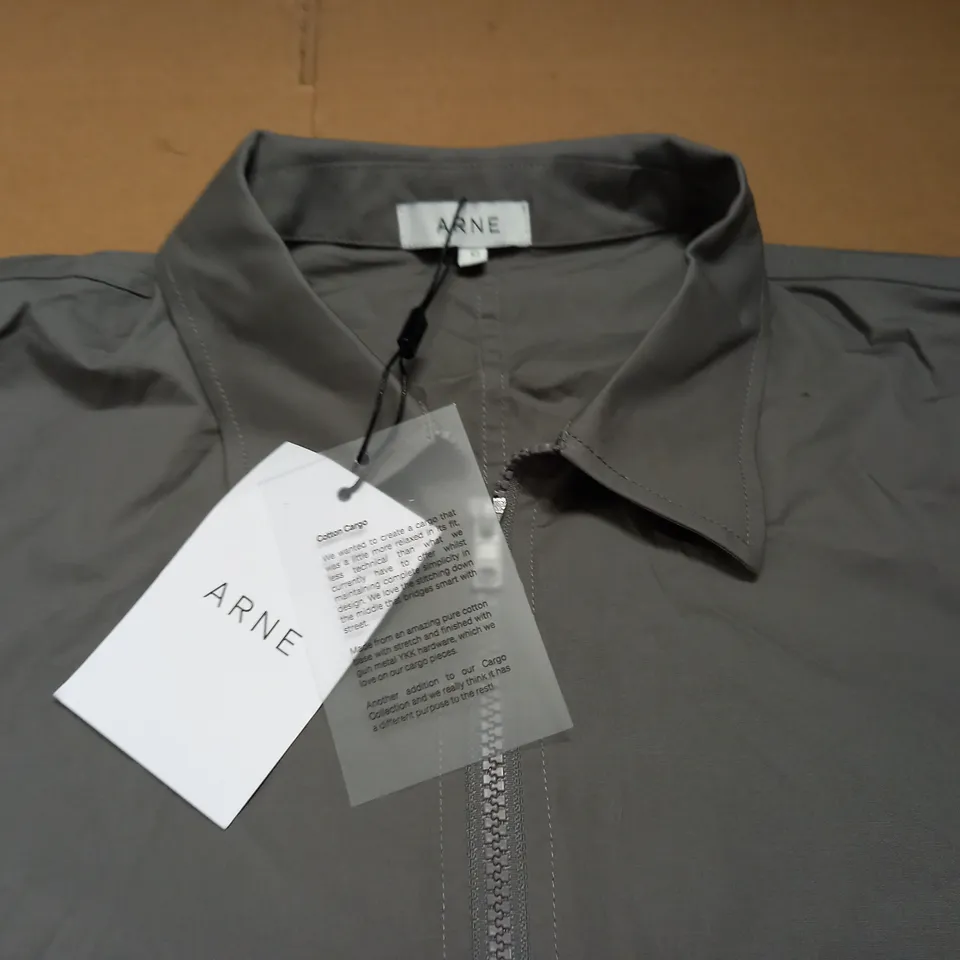 ARNE COTTON CARGO SHIRT IN STONE - S