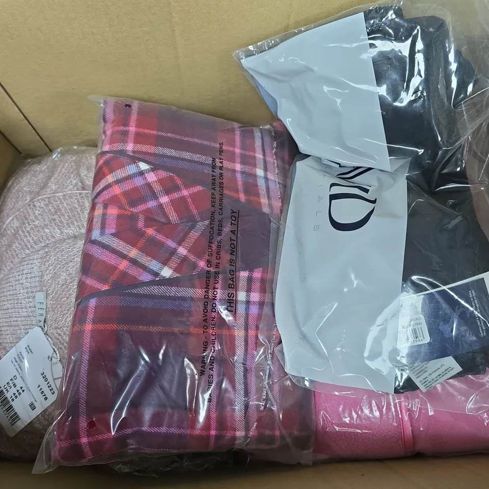 APPROXIMATELY 14 ASSORTED CLOTHING ITEMS IN VARIOUS COLOURS, SIZES, AND STYLES TO INCLUDE BRANDS SUCH AS SLENDERELLA, DAVID ESSENTIALS, CYBER JAMMIES, ETC