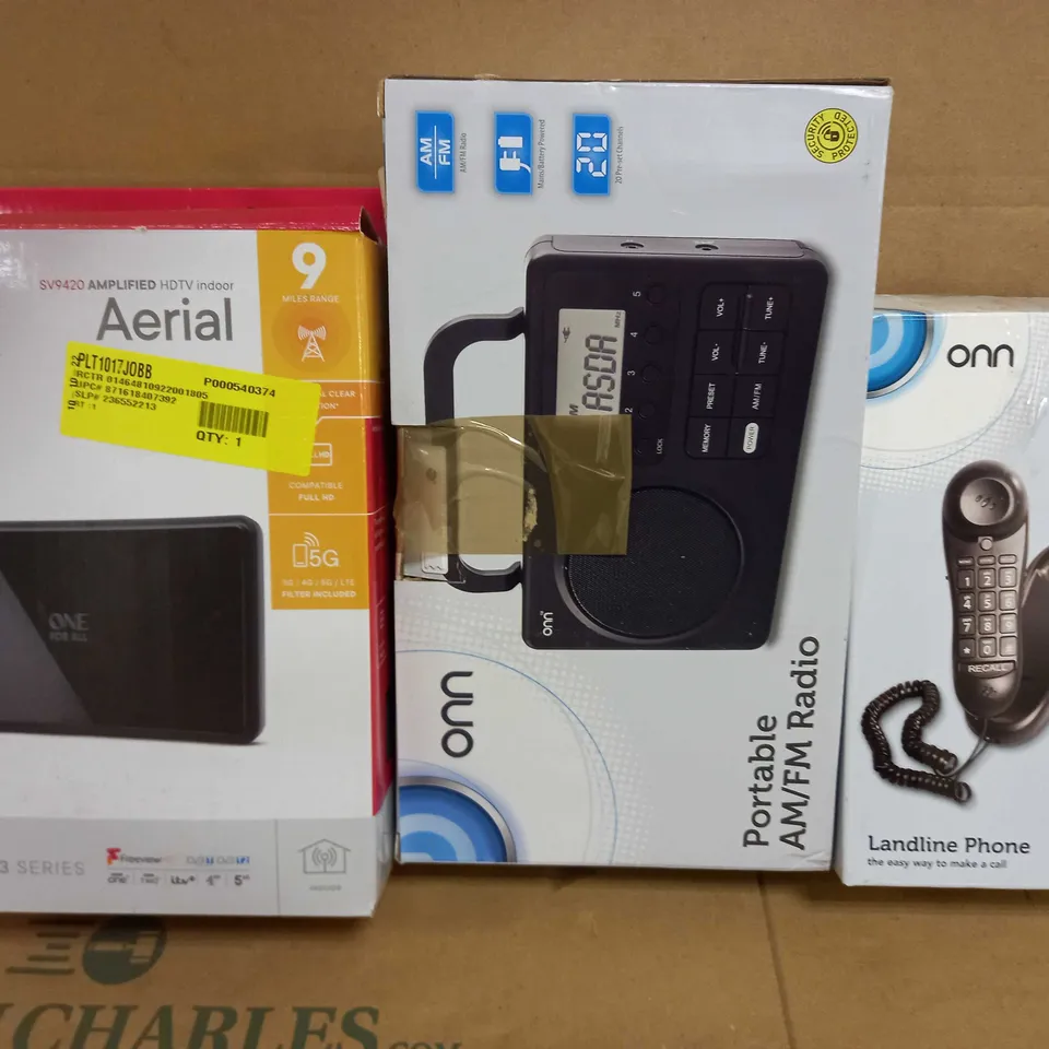 BOX OF APPROXIMATELY 10 ASSORTED ELECTRICAL ITEMS TO INCLUDE ONE FOR ALL HDTV INDOOR AERIAL, ONN PORTABLE AM/FM RADIO, ONN LANDLINE PHONE, ETC