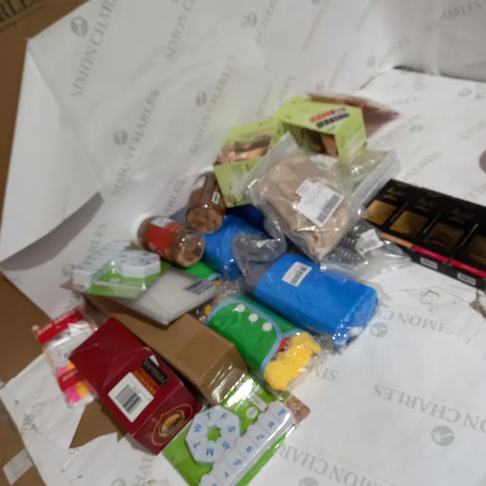 LOT OF APPROX 20 ITEMS INCLUDING GINGER INK PADS AND LIP BOOSTER 