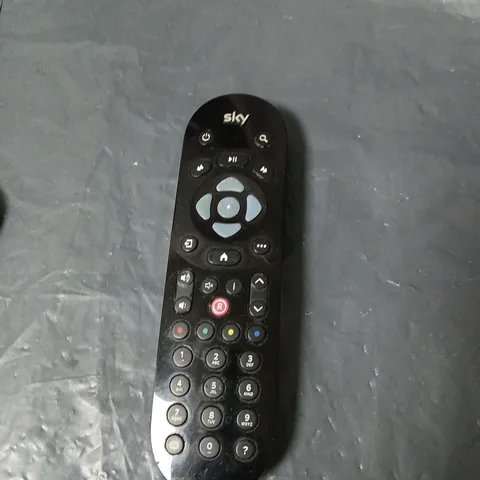 APPROXIMATELY 10 ASSORTED ELECTRICAL ITEMS INCLUDING SKY REMOTE AND TALK TALK WIFI ROUTER 