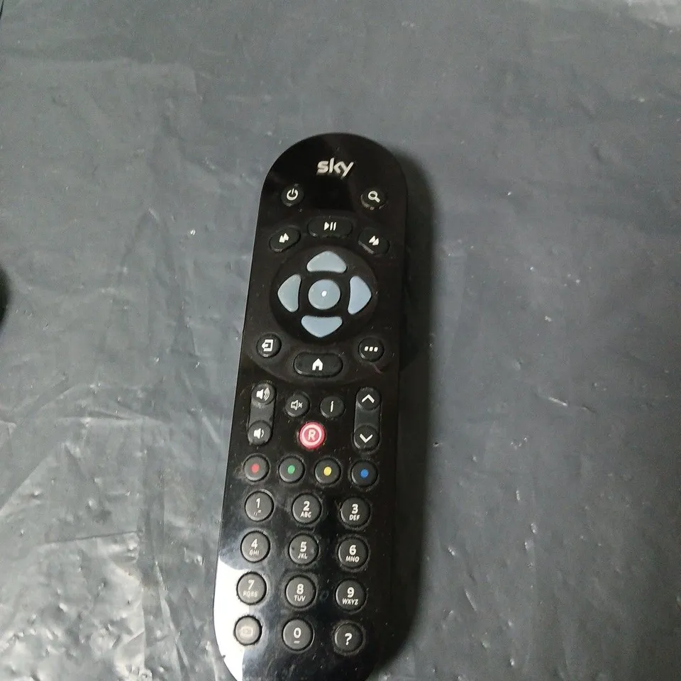 APPROXIMATELY 10 ASSORTED ELECTRICAL ITEMS INCLUDING SKY REMOTE AND TALK TALK WIFI ROUTER 