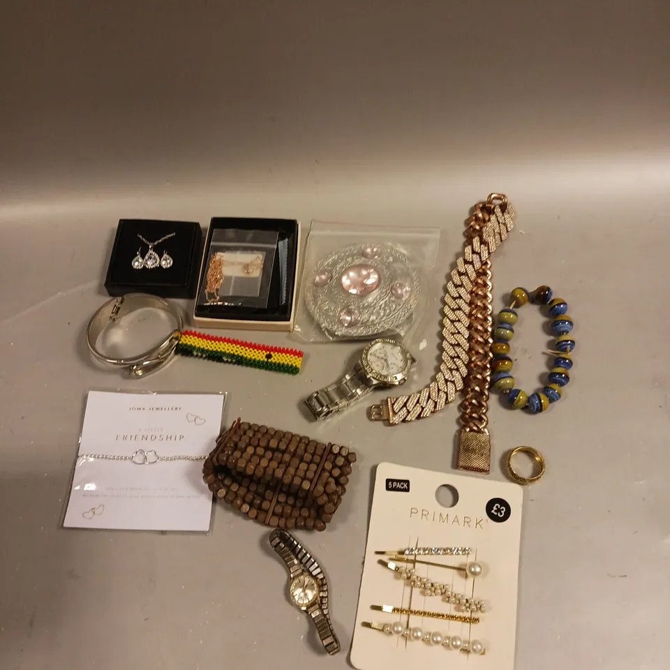 APPROXIAMTELY 30 ASSORTED BOXED & LOOSE JEWELLERY PRODUCTS TO INCLUDE RINGS, NECKLACES, EARRINGS ETC