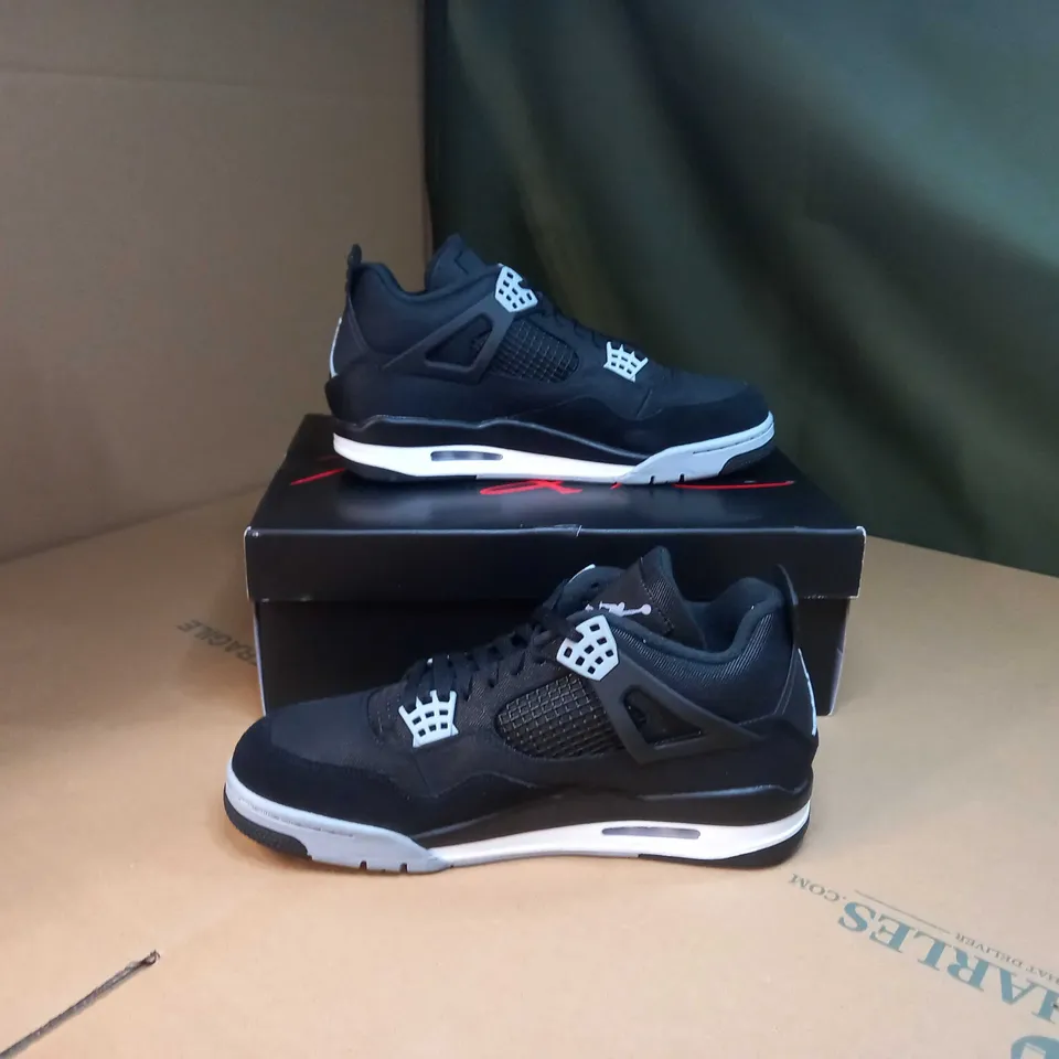 BOXED PAIR OF AIR JORDA 4 RETRO BLACK/GREY TRAINERS SIZE 9.5